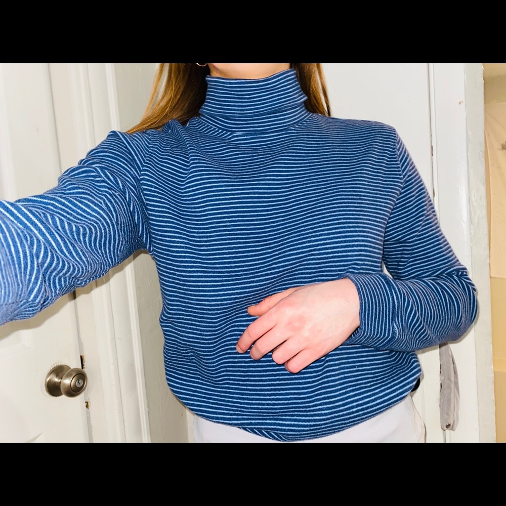 Vintage turtleneck top in navy and light blue (: